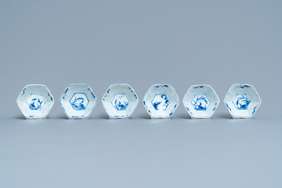 Zes Chinese blauw-witte hexagonale koppen en schotels, Kangxi