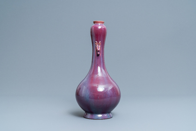 A Chinese monochrome flamb&eacute;-glazed garlic head vase, 19th C.