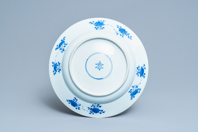 Een Chinese blauw-witte schotel met een jachtsc&egrave;ne, Kangxi