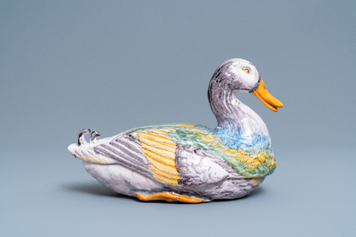 Une terrine couverte en forme de canard en fa&iuml;ence polychrome, France, 18&egrave;me