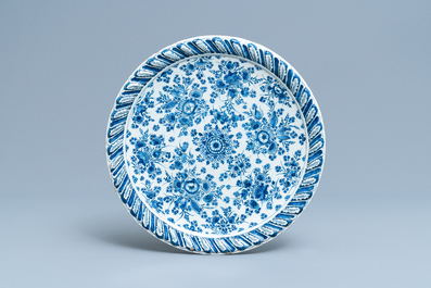 Un grand tazza en fa&iuml;ence de Delft en bleu et blanc, vers 1700