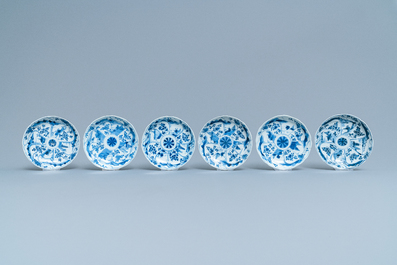 Zes Chinese blauw-witte koppen en schotels, Kangxi