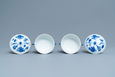 Een paar Chinese blauw-witte dekselkommen met antiquiteiten, Kangxi