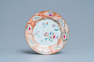 Une verseuse armori&eacute;e en porcelaine de Chine famille rose et une assiette &agrave; bordure faux-bois, Qianlong