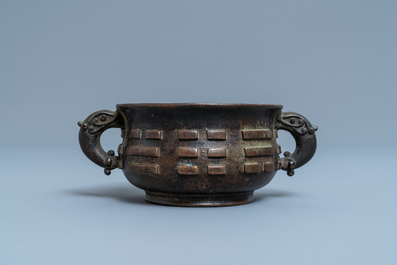 Een Chinese bronzen wierookbrander met trigrammen, Ming