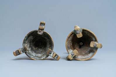 Twee bronzen kandelaars, Vlaanderen of Nederland, 15/16e eeuw
