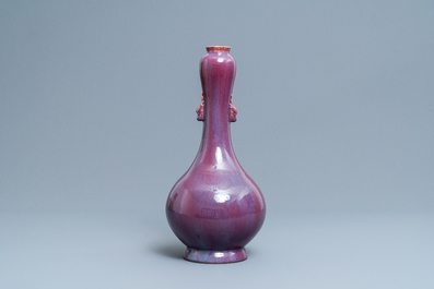 A Chinese monochrome flamb&eacute;-glazed garlic head vase, 19th C.