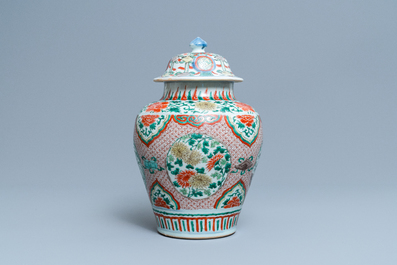 Un vase couvert en porcelaine de Chine wucai, &eacute;poque Transition