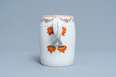 Une verseuse armori&eacute;e en porcelaine de Chine famille rose et une assiette &agrave; bordure faux-bois, Qianlong