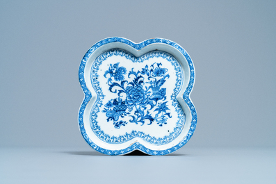 Een Chinese blauw-witte theeset op onderschotel, Qianlong