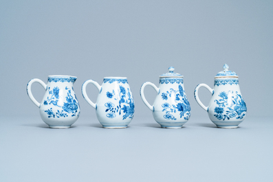 Een Chinese blauw-witte theeset op onderschotel, Qianlong