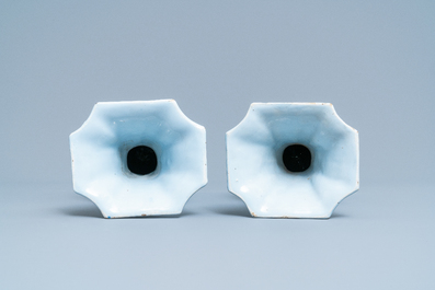 Une garniture de cinq vases en fa&iuml;ence de Delft en bleu et blanc, 18&egrave;me