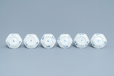 Zes Chinese blauw-witte hexagonale koppen en schotels, Kangxi