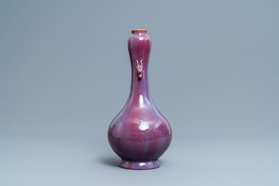 Een Chinese monochrome flamb&eacute; vaas met knoflookhals, 19e eeuw