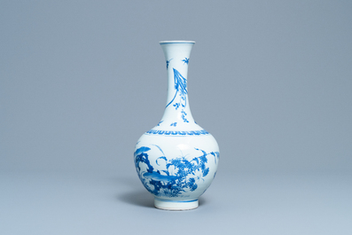 Un vase de forme bouteille en porcelaine de Chine en bleu et blanc &agrave; d&eacute;cor d'un chat et d'un papillon, &eacute;poque Transition