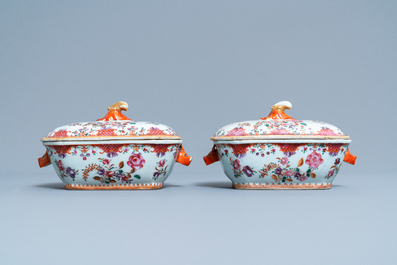 Een 158-delig Chinees famille rose servies met floraal 'Lowestoft' decor, Qianlong