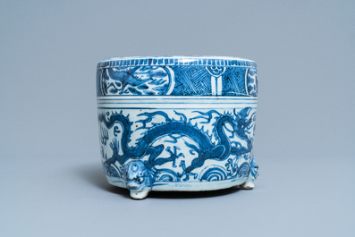 Een Chinese blauw-witte driepotige wierookbrander met draken, Ming