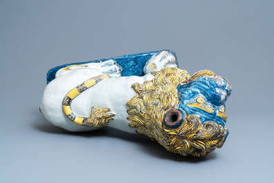 Une paire de grands mod&egrave;les de lions en fa&iuml;ence polychrome de Rouen, France, 18&egrave;me