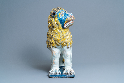 Une paire de grands mod&egrave;les de lions en fa&iuml;ence polychrome de Rouen, France, 18&egrave;me