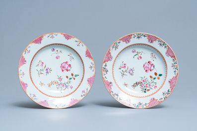 Un service de 158 pi&egrave;ces en porcelaine de Chine famille rose &agrave; d&eacute;cor floral de type Lowestoft, Qianlong