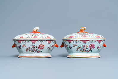 Un service de 158 pi&egrave;ces en porcelaine de Chine famille rose &agrave; d&eacute;cor floral de type Lowestoft, Qianlong