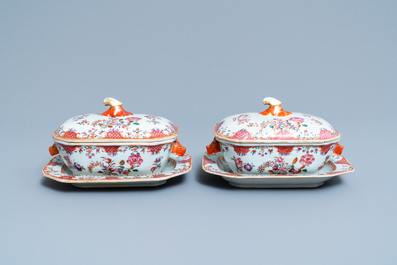 Un service de 158 pi&egrave;ces en porcelaine de Chine famille rose &agrave; d&eacute;cor floral de type Lowestoft, Qianlong