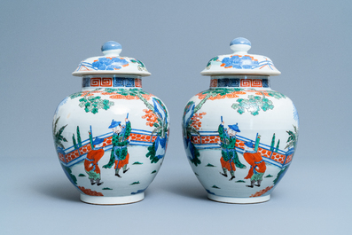Een paar Chinese wucai dekselvazen, Kangxi merk, 19e eeuw