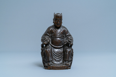 Een Chinese bronzen figuur van een hoogwaardigheidsbekleder, 17/18e eeuw