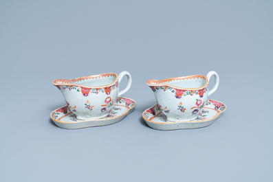 Een 158-delig Chinees famille rose servies met floraal 'Lowestoft' decor, Qianlong