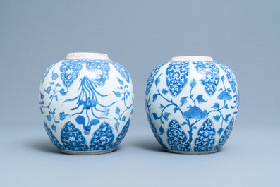 Een paar Chinese blauw-witte gemberpotten met floraal decor, Kangxi