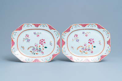 Un service de 158 pi&egrave;ces en porcelaine de Chine famille rose &agrave; d&eacute;cor floral de type Lowestoft, Qianlong