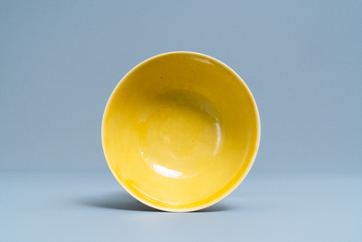 A Chinese monochrome yellow bowl, Jiajing mark, 18/19th C.