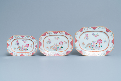 Un service de 158 pi&egrave;ces en porcelaine de Chine famille rose &agrave; d&eacute;cor floral de type Lowestoft, Qianlong