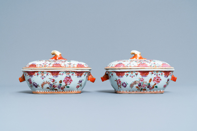 Un service de 158 pi&egrave;ces en porcelaine de Chine famille rose &agrave; d&eacute;cor floral de type Lowestoft, Qianlong