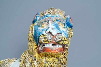 Une paire de grands mod&egrave;les de lions en fa&iuml;ence polychrome de Rouen, France, 18&egrave;me