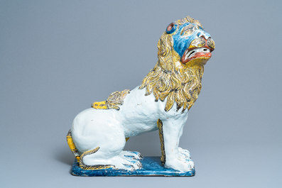 Une paire de grands mod&egrave;les de lions en fa&iuml;ence polychrome de Rouen, France, 18&egrave;me