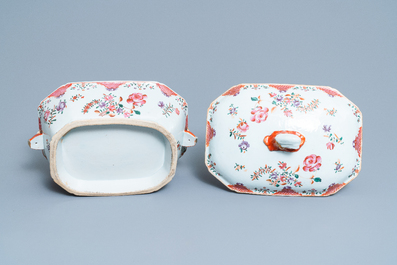 Een 158-delig Chinees famille rose servies met floraal 'Lowestoft' decor, Qianlong