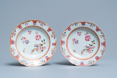 Un service de 158 pi&egrave;ces en porcelaine de Chine famille rose &agrave; d&eacute;cor floral de type Lowestoft, Qianlong