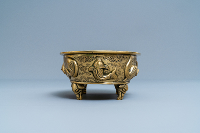 Un br&ucirc;le-parfum de forme ovale en bronze &agrave; d&eacute;cor de poissons, marque de Xuande, 19&egrave;me