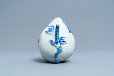 Une th&eacute;i&egrave;re de type cadogan en forme de p&ecirc;che en porcelaine de Chine en bleu et blanc, 18/19&egrave;me