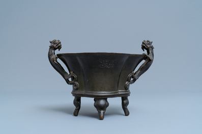 Een Chinese bronzen wierookbrander met chilong handgrepen, Xuande mark, 18e eeuw