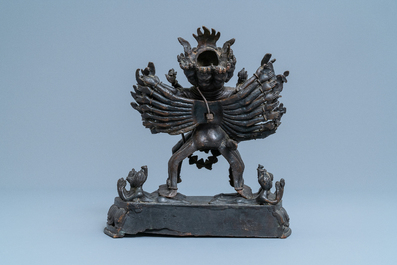 Een grote bronzen groep van Mahakala met Yab-Yum, Tibet, 19e eeuw