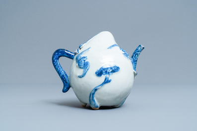 Une th&eacute;i&egrave;re de type cadogan en forme de p&ecirc;che en porcelaine de Chine en bleu et blanc, 18/19&egrave;me