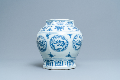 Un vase en porcelaine de Chine en bleu et blanc, Jiajing