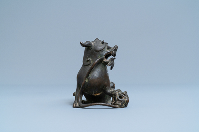 Un mod&egrave;le d'un lion bouddhiste en bronze, Chine, fin de la dynastie Ming