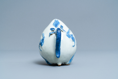 Une th&eacute;i&egrave;re de type cadogan en forme de p&ecirc;che en porcelaine de Chine en bleu et blanc, 18/19&egrave;me