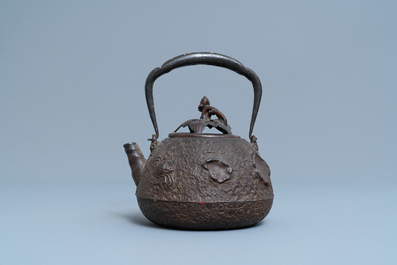 A Japanese cast iron 'tetsubin' teapot with shells and crabs, Edo/Meiji, 18/19th C.