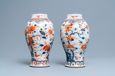 Een paar Chinese Imari-stijl vazen met fazanten, Kangxi