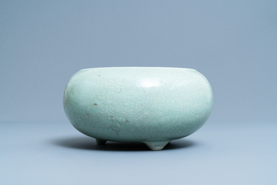 Een Chinese monochrome celadon driepotige wierookbrander met onderglazuur floraal decor, Kangxi