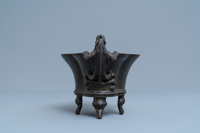 Een Chinese bronzen wierookbrander met chilong handgrepen, Xuande mark, 18e eeuw